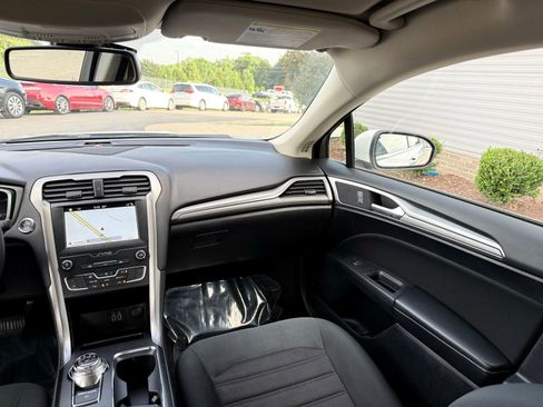 Used 2019 Ford Fusion SE FWD image 22