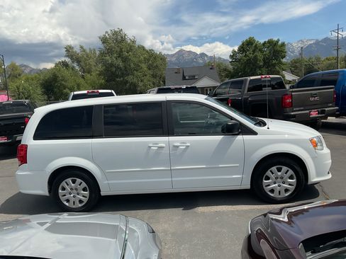 Used 2017 Dodge Grand Caravan SE w/ UConnect Hands-Free Group FWD image 4