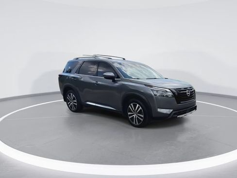 Used 2025 Nissan Pathfinder Platinum w/ Black Appearance Package AWD/4WD image 2