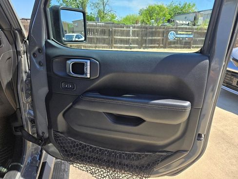Used 2018 Jeep Wrangler Unlimited Sahara image 24