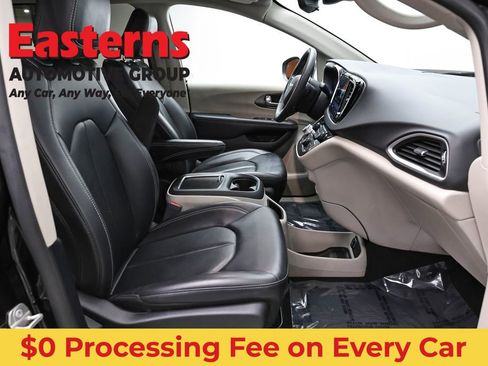 Used 2023 Chrysler Pacifica Touring-L FWD image 23