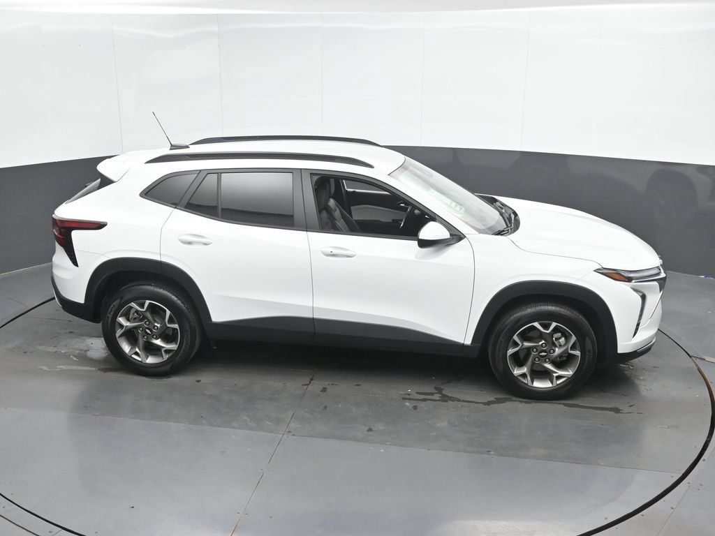 Used 2025 Chevrolet Trax LT w/ LT Convenience Package FWD image 35