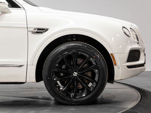 Used 2019 Bentley Bentayga image 17