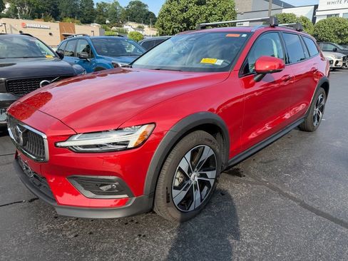 Used 2024 Volvo V60 B5 Cross Country Plus AWD/4WD image 1