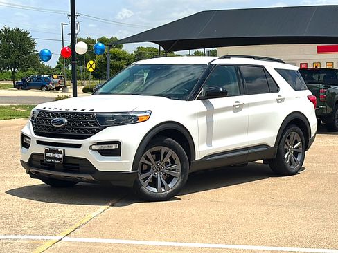 Used 2022 Ford Explorer XLT w/ Equipment Group 202A RWD image 2