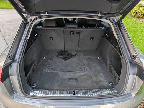 Used 2021 Audi e-tron Premium w/ Towing Package image 91