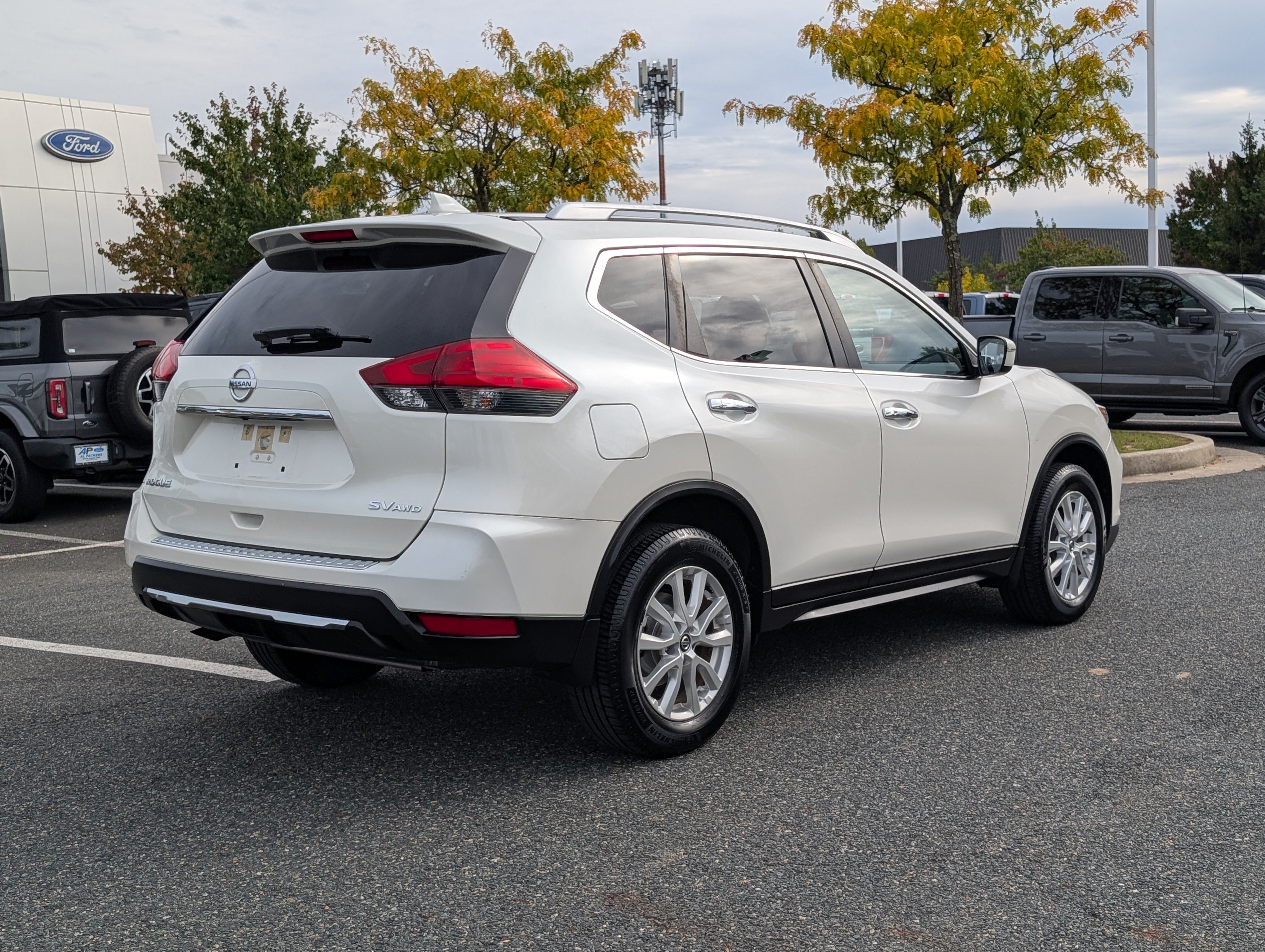 Used 2017 Nissan Rogue SV AWD/4WD image 4