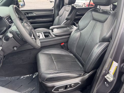 Used 2024 Jeep Wagoneer L Series III w/ Flexible Seating Group AWD/4WD image 8