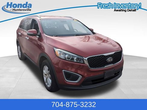 Used 2017 Kia Sorento LX w/ LX Convenience Package image 1