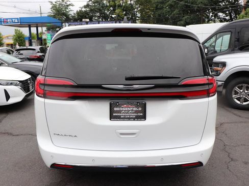 Used 2024 Chrysler Pacifica Touring-L FWD image 4