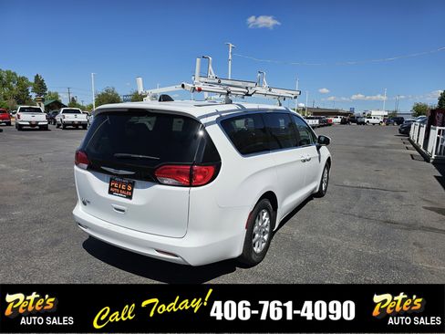 Used 2022 Chrysler Voyager LX image 4