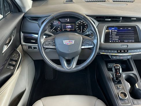 Used 2022 Cadillac XT4 Luxury w/ Cold Weather Package FWD image 17