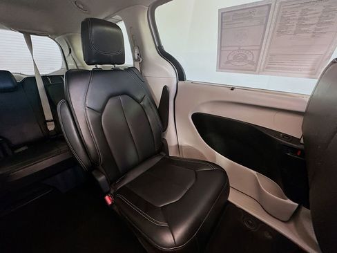 Used 2024 Chrysler Pacifica Touring-L image 14