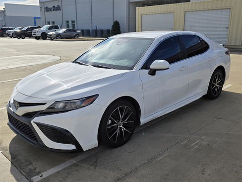 Used 2021 Toyota Camry SE image 16
