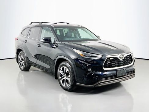 Used 2021 Toyota Highlander XLE image 3