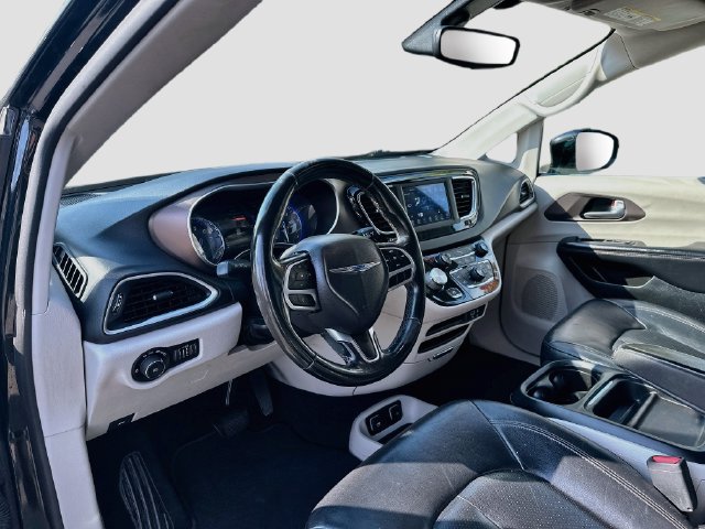 Used 2018 Chrysler Pacifica Touring-L w/ Tire & Wheel Group FWD image 9