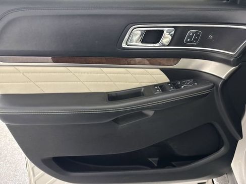 Used 2017 Ford Explorer Platinum image 19