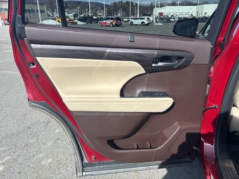 Used 2020 Toyota Highlander Limited image 20