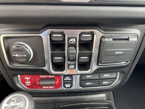 Certified 2025 Jeep Wrangler Unlimited Rubicon 4xe w/ Convenience Group AWD/4WD image 41