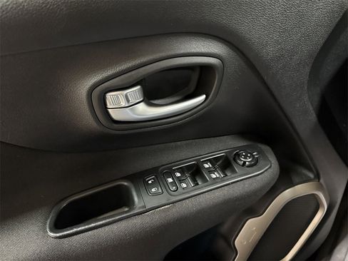 Used 2015 Jeep Renegade Latitude w/ Popular Equipment Group image 20