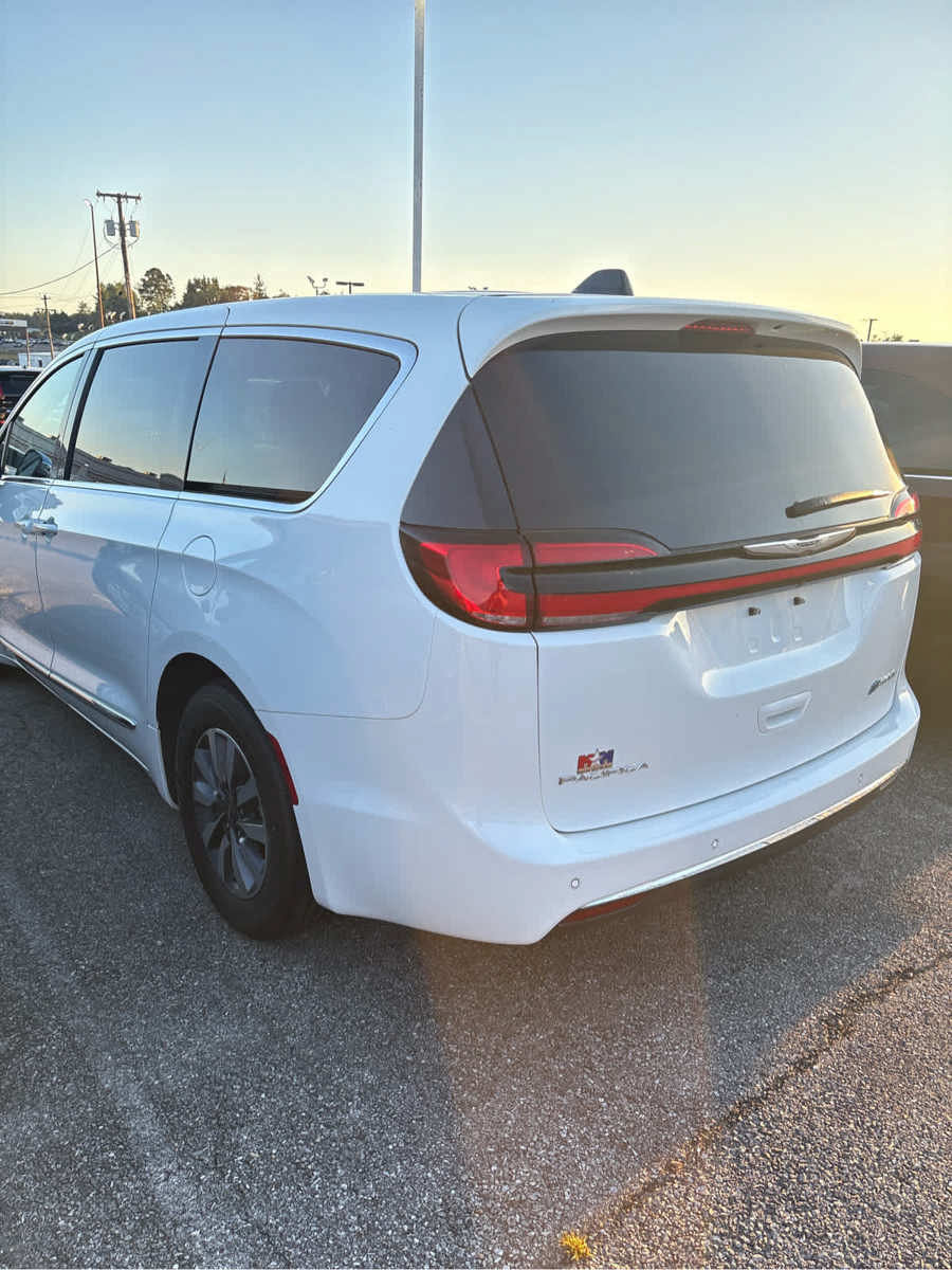 Used 2023 Chrysler Pacifica Limited FWD image 27