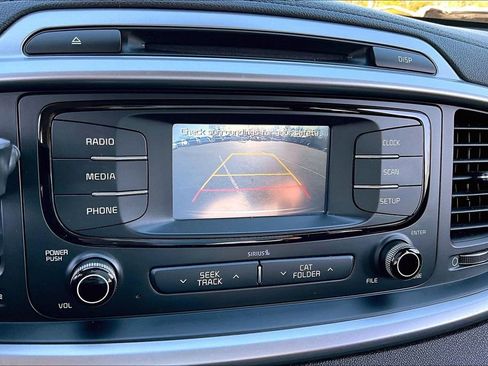 Used 2018 Kia Sorento L image 11