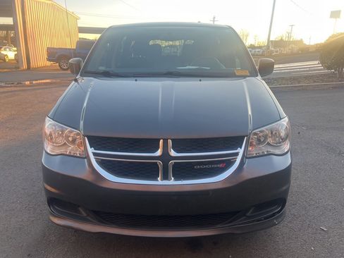 Used 2016 Dodge Grand Caravan SE image 2