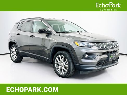 Used 2022 Jeep Compass Latitude image 1