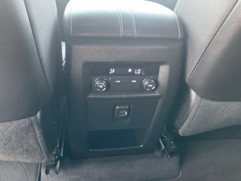 Used 2023 Chevrolet Traverse LT FWD image 26