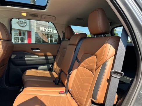 Certified 2024 Nissan Pathfinder Platinum w/ Black Appearance Package AWD/4WD image 20