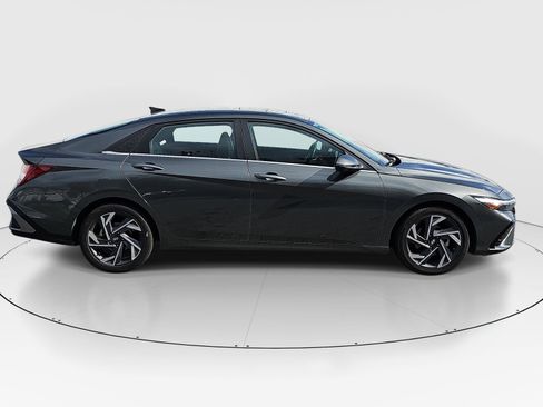 Used 2024 Hyundai Elantra Limited FWD image 4