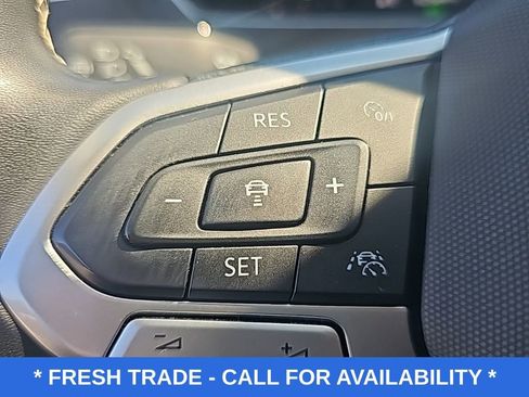 Used 2022 Volkswagen Tiguan SE w/ Panoramic Sunroof Package image 19