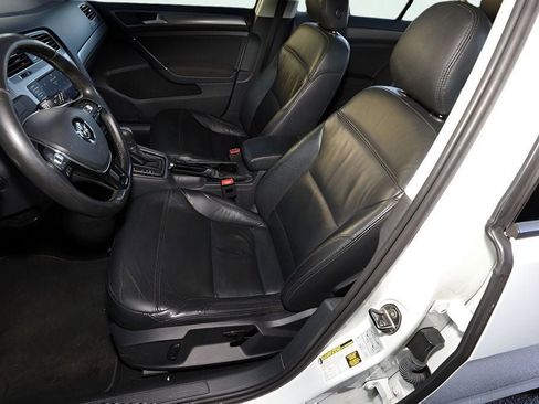 Used 2017 Volkswagen Golf S image 11