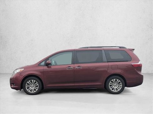 Used 2016 Toyota Sienna XLE image 8