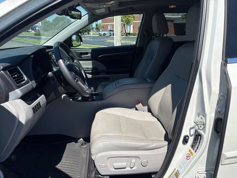 Used 2016 Toyota Highlander Limited Platinum w/ Four Season Floor Mat Package AWD/4WD image 13