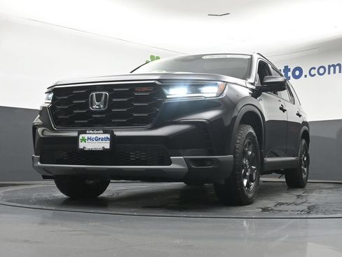 Used 2025 Honda Pilot TrailSport image 7