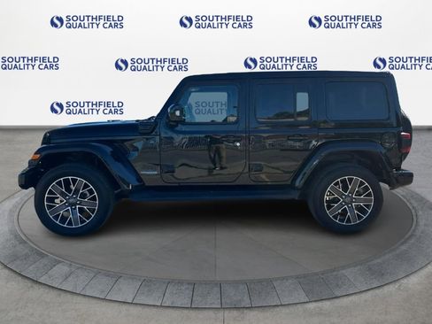 Used 2022 Jeep Wrangler Unlimited Sahara AWD/4WD image 3