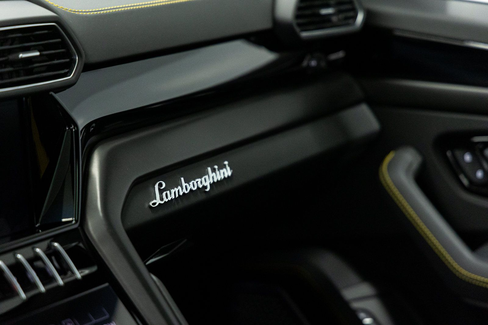 Used 2024 Lamborghini Urus S AWD/4WD image 32