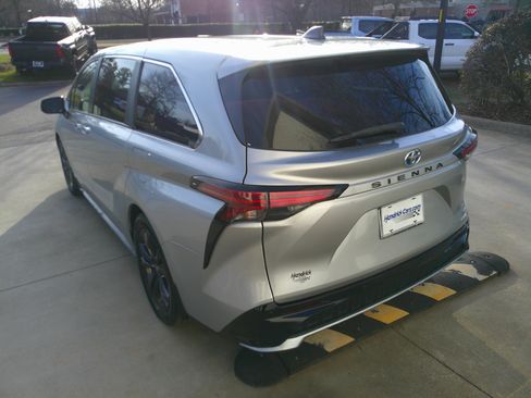 Used 2021 Toyota Sienna XSE image 49