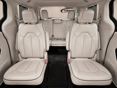 Used 2020 Chrysler Pacifica Limited w/ Advanced Safetytec Group FWD image 16