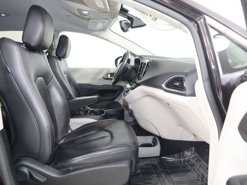 Used 2017 Chrysler Pacifica Touring-L image 11