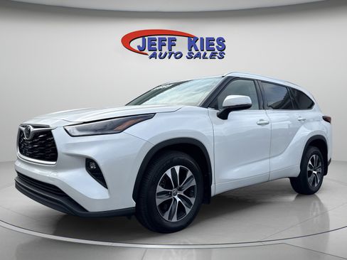 Used 2021 Toyota Highlander XLE image 1