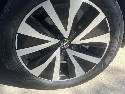 Certified 2024 Volkswagen Taos SE w/ Panoramic Sunroof Package image 12