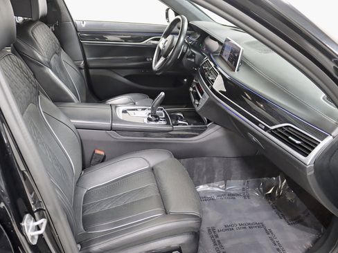 Used 2020 BMW 750i xDrive w/ Executive Package image 37