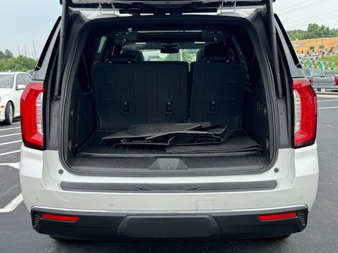Used 2023 GMC Yukon XL SLT w/ SLT Premium Package AWD/4WD image 5