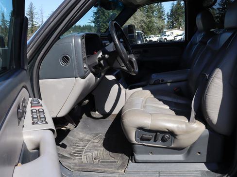 Used 2001 Chevrolet Suburban 2500 LT w/ LT Preferred Equipment Group image 6