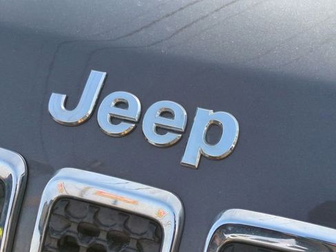 Used 2021 Jeep Cherokee Latitude Plus AWD/4WD image 30