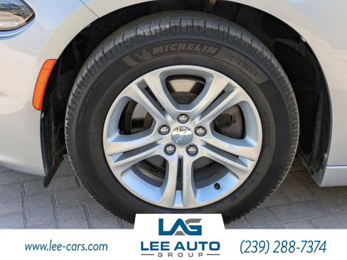 Used 2019 Dodge Charger SXT image 9
