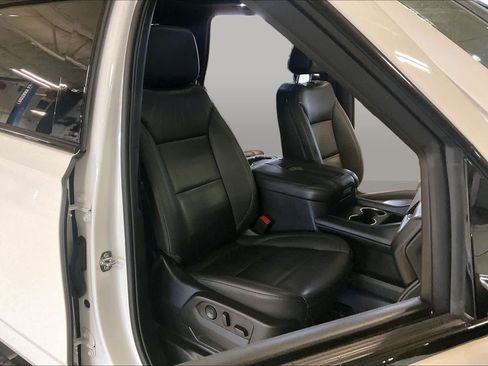 Used 2024 Chevrolet Tahoe Z71 w/ Luxury Package AWD/4WD image 8