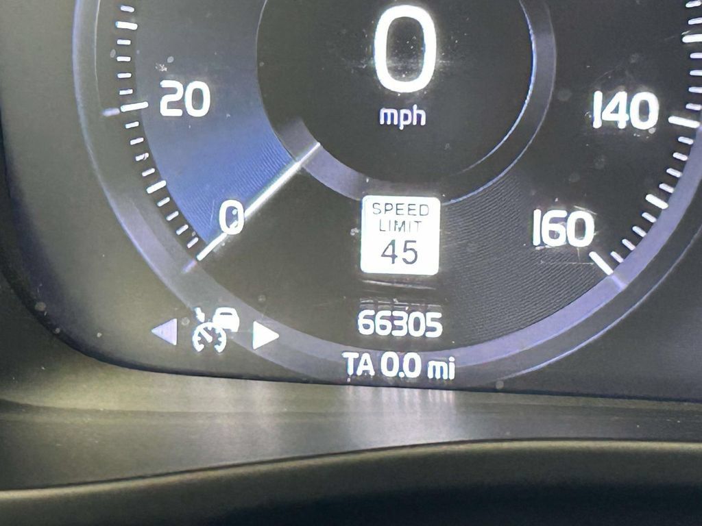 Used 2019 Volvo XC40 T5 Momentum AWD/4WD image 30